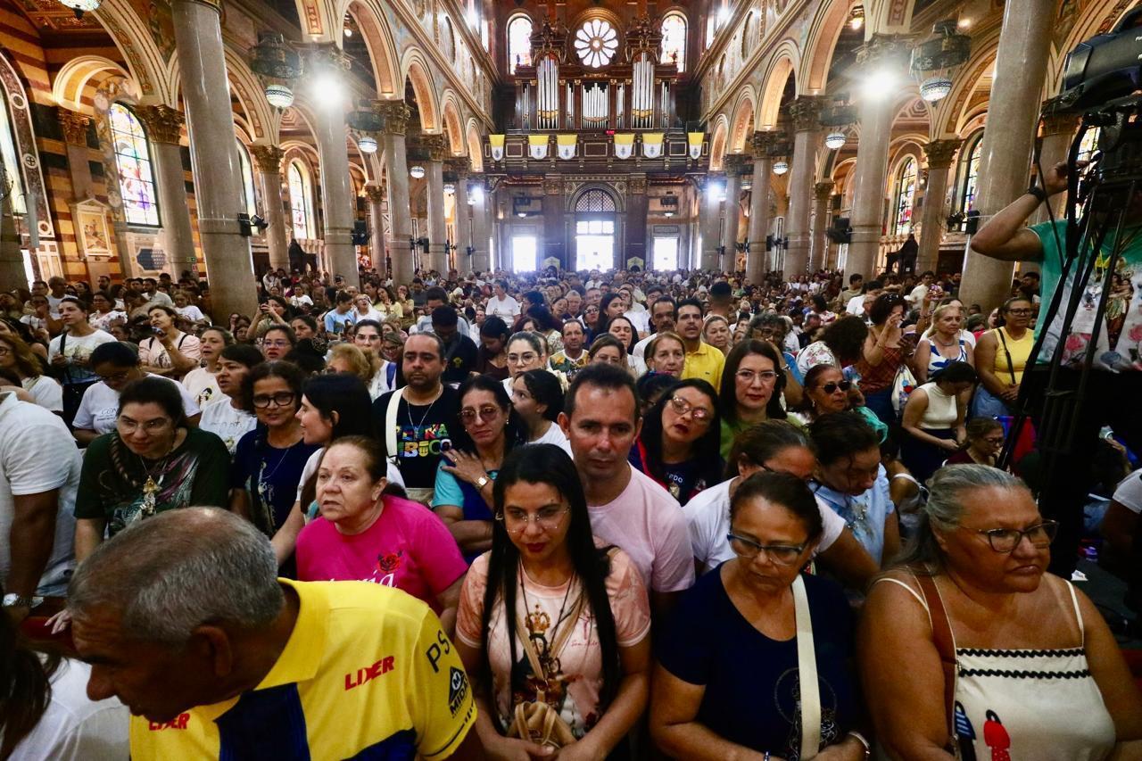 Devotos lotam Basílica horas antes da Imagem Original do Glória.